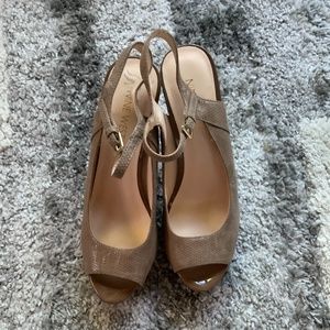 Nine West high Heels size 6 in Tan color